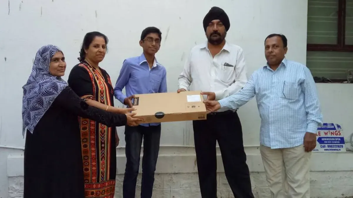 Abdul Rahman honored for scoring 95 percent in 2016 17 at Malus Coaching Centre Bengaluru CBSE ICSE State Board