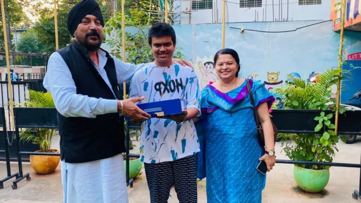 Aditya Prabhu receiving award for scoring 96.5 percent in 10th CBSE Board Exams 2024-25 at Malus Coaching