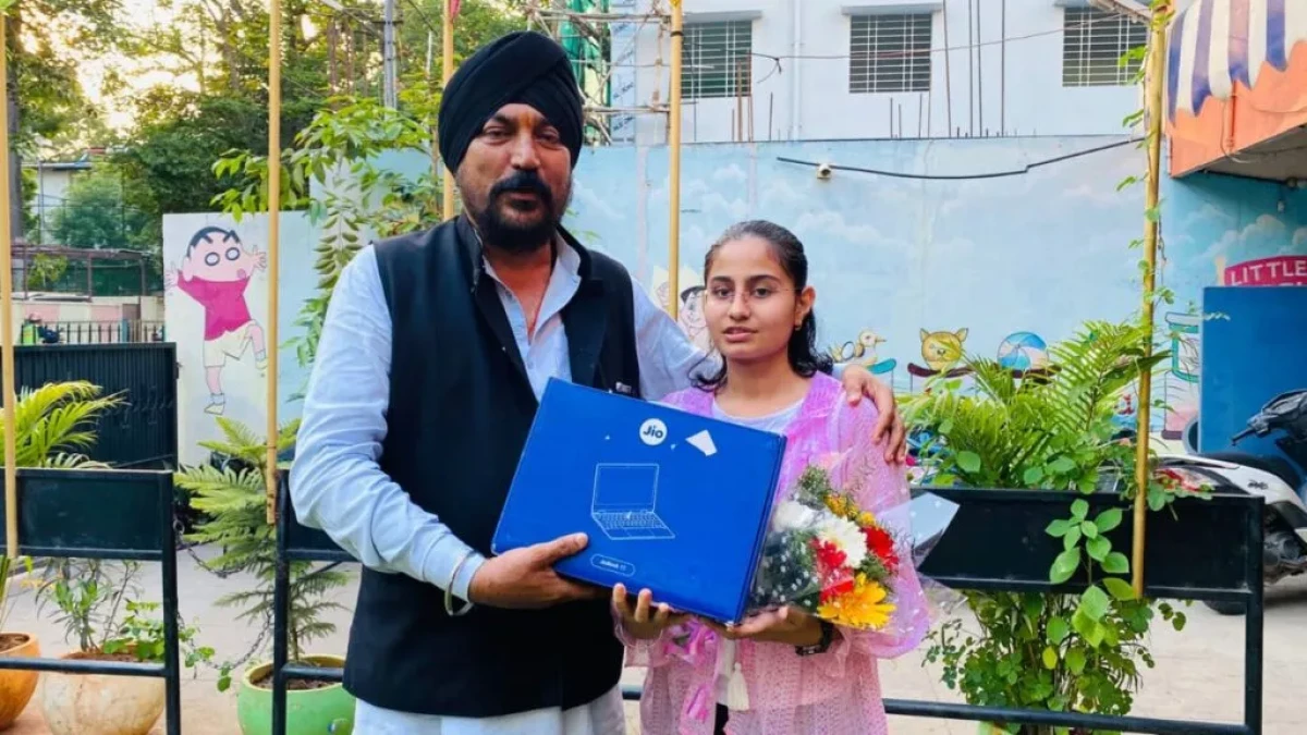 Soujanya receiving award for scoring 96 percent in 10th CBSE Board Exams 2024-25 at Malus Coaching Classes